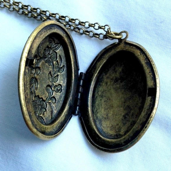 Vintage Locket - Picture 3 of 5